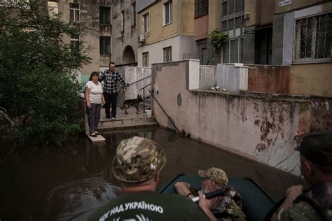 Autoridades: las inundaciones tras el colapso de la represa en Ucrania dejan 5 personas muertas